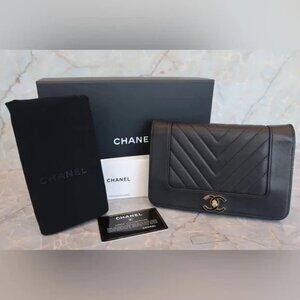 Authentic CHANEL V- Stitch wallet on chain WOC Lambskin black crossbody
